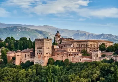 کاخ الحمرا گرانادا از جاذبه های دیدنی اسپانیا