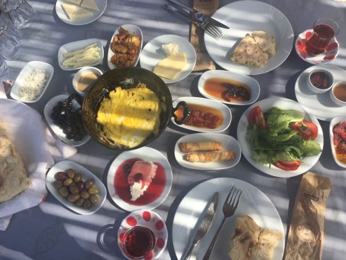 یک صبحانه سنتی ترکی را در Kirazli Koy Sofrasi میل کنید