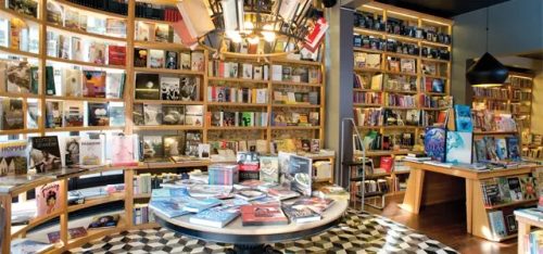 کتابفروشی و کافه مینوآ در استانبول