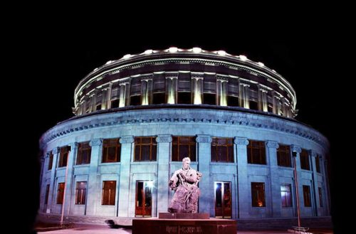 ساخت خانه اپرای ایروان به 28 نوامبر 1930، دهمین سالگرد جمهوری ارمنستان شوروی برمی گردد
