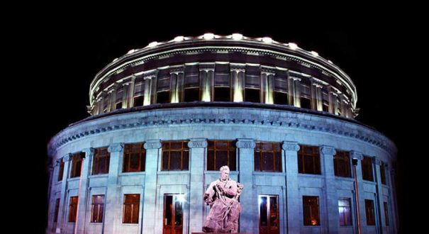 ساخت خانه اپرای ایروان به 28 نوامبر 1930، دهمین سالگرد جمهوری ارمنستان شوروی برمی گردد